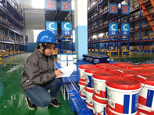 李俠在核對物資.jpg