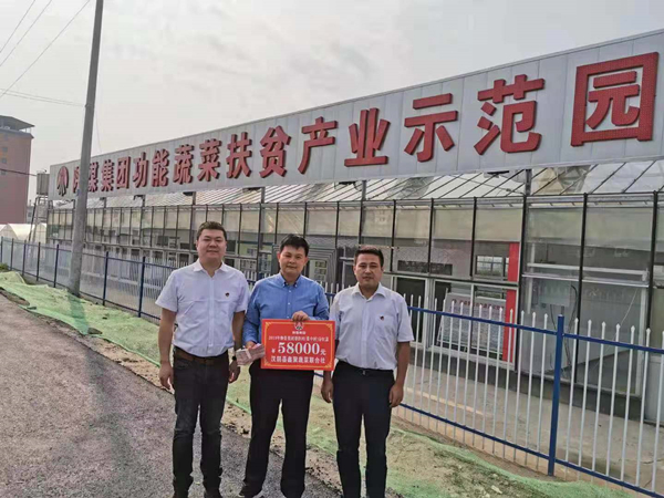 扶貧隊(duì)員楊天王博與集中村支書 合影.jpg