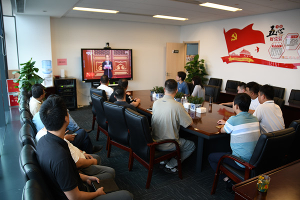 國際貿(mào)易公司20人觀看直播.JPG